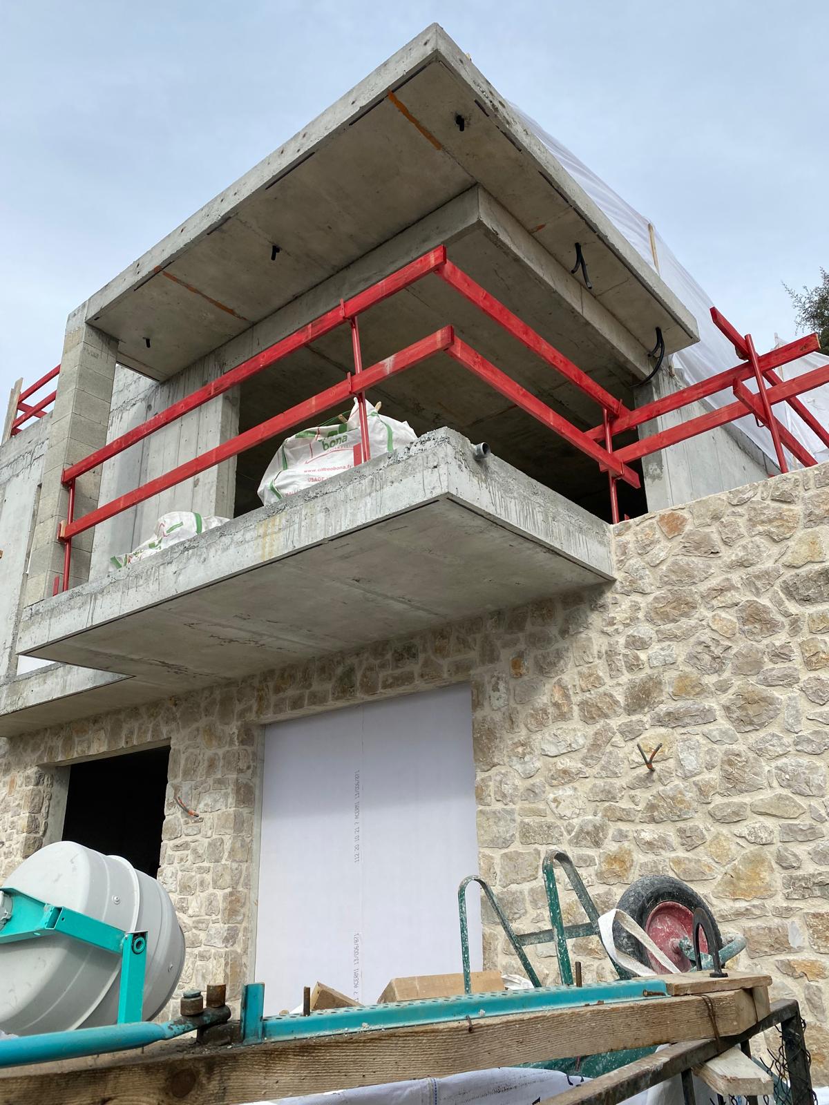 Outdoor con finiture in pietra